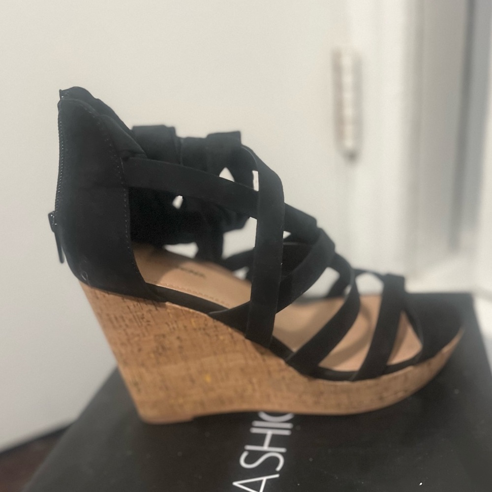 Strap-up wedge sandals